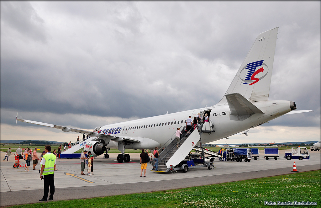 Airbus A320-211, Travel Service
